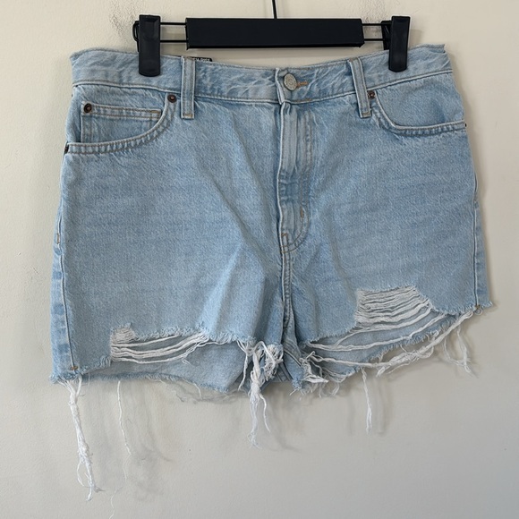 New BDG Urban Outfitters Girlfriend High-Rise Light Wash Distressed Jean Shorts - Picture 2 of 6